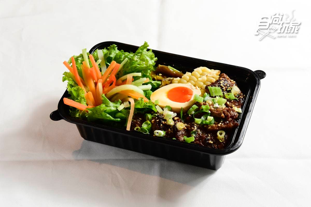 外食族必看!4家嘗鮮外帶美食:淋醬韓式飯盒、四格開胃菜、豬排名店便當、吉拿棒做漢堡 外食族必看!4家嘗鮮外帶美食:淋醬韓式飯盒、四格開胃菜、豬排名店便當、吉拿棒做漢堡