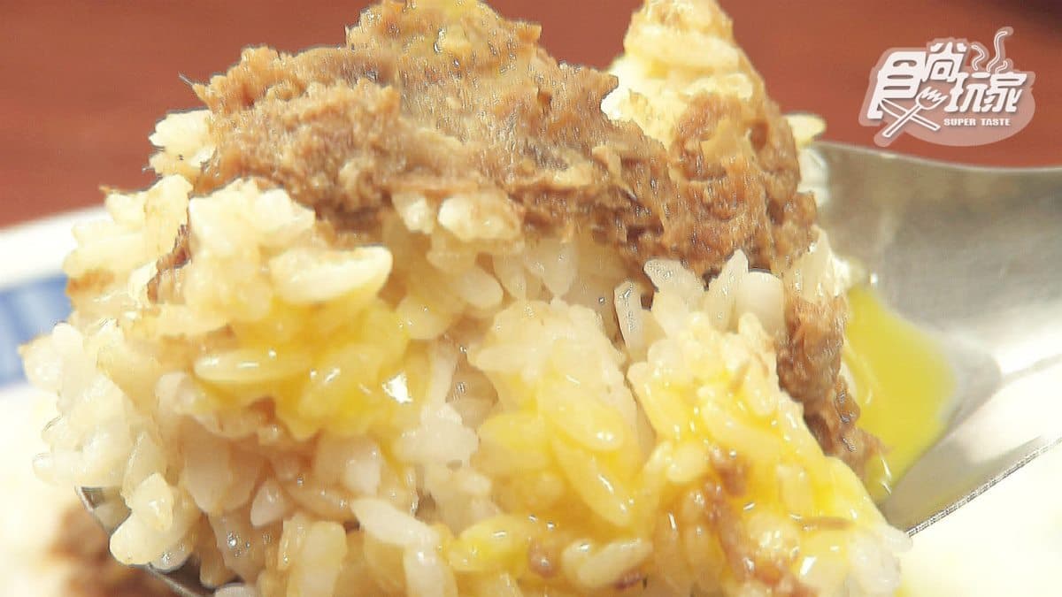 台南在地人大推！限量「煎米粿」外脆內Q，搭配豬油拌飯才內行