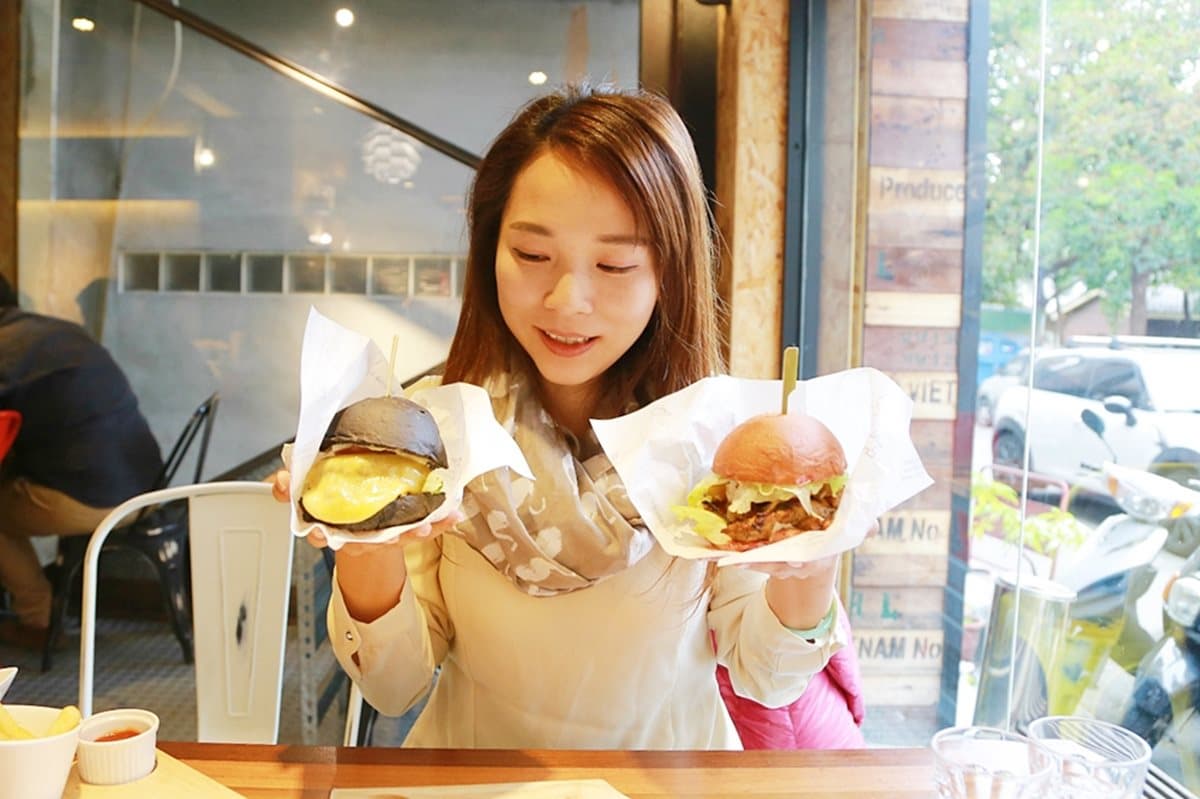「蛤蠣山」義大利麵、彩色漢堡 台中大滿足料理價格好「佛心」 
