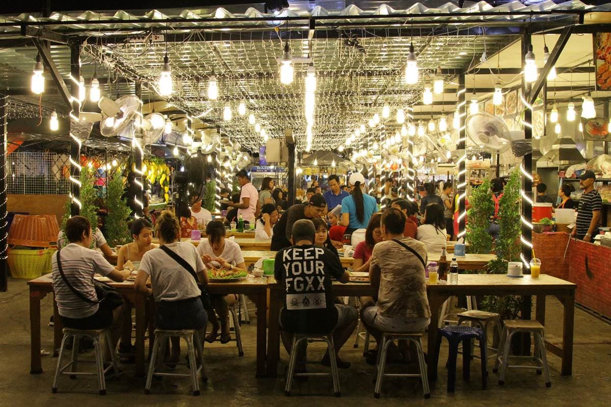 曼谷5個最有哏創意市集：霓虹美食天堂、白色帳篷跳蚤市集、廢棄碼頭夜市
