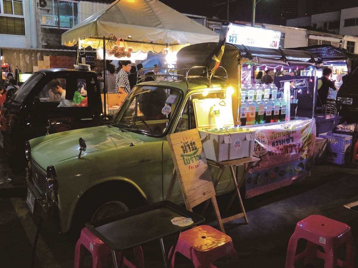 曼谷5個最有哏創意市集：霓虹美食天堂、白色帳篷跳蚤市集、廢棄碼頭夜市