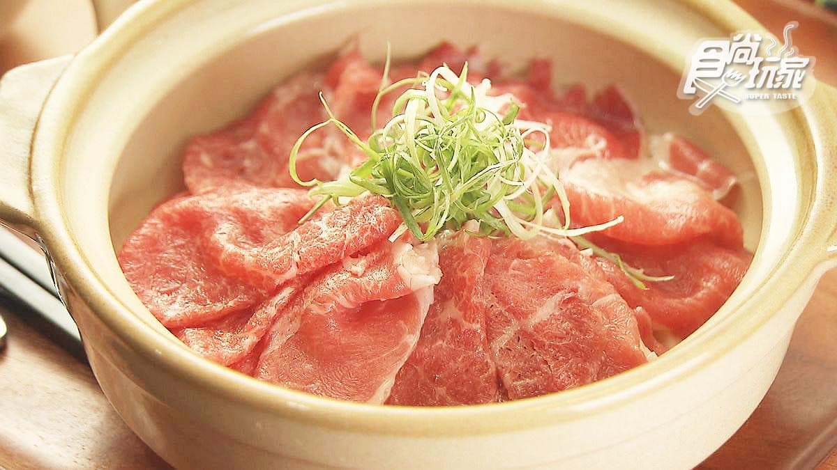 這烏龍麵在桌邊直接涮牛肉 粉紅肉片好香好療癒