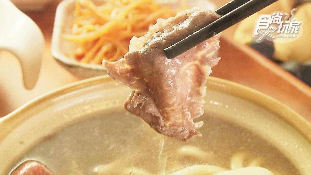 這烏龍麵在桌邊直接涮牛肉 粉紅肉片好香好療癒