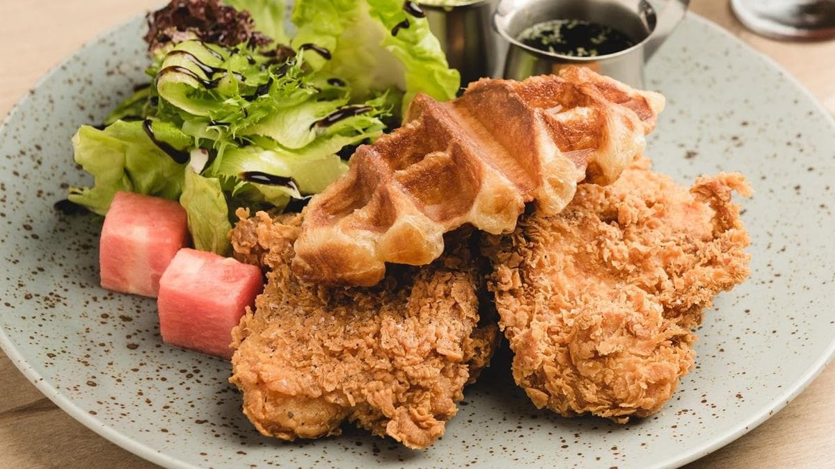 姊妹聚餐新基地！阿嬤炸雞+可頌鬆餅，還有「香檳特調」無限暢飲！