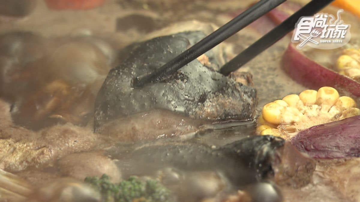 天冷想喝熱湯 這烏骨雞的美味湯底 竟是用鹿角熬煮7天