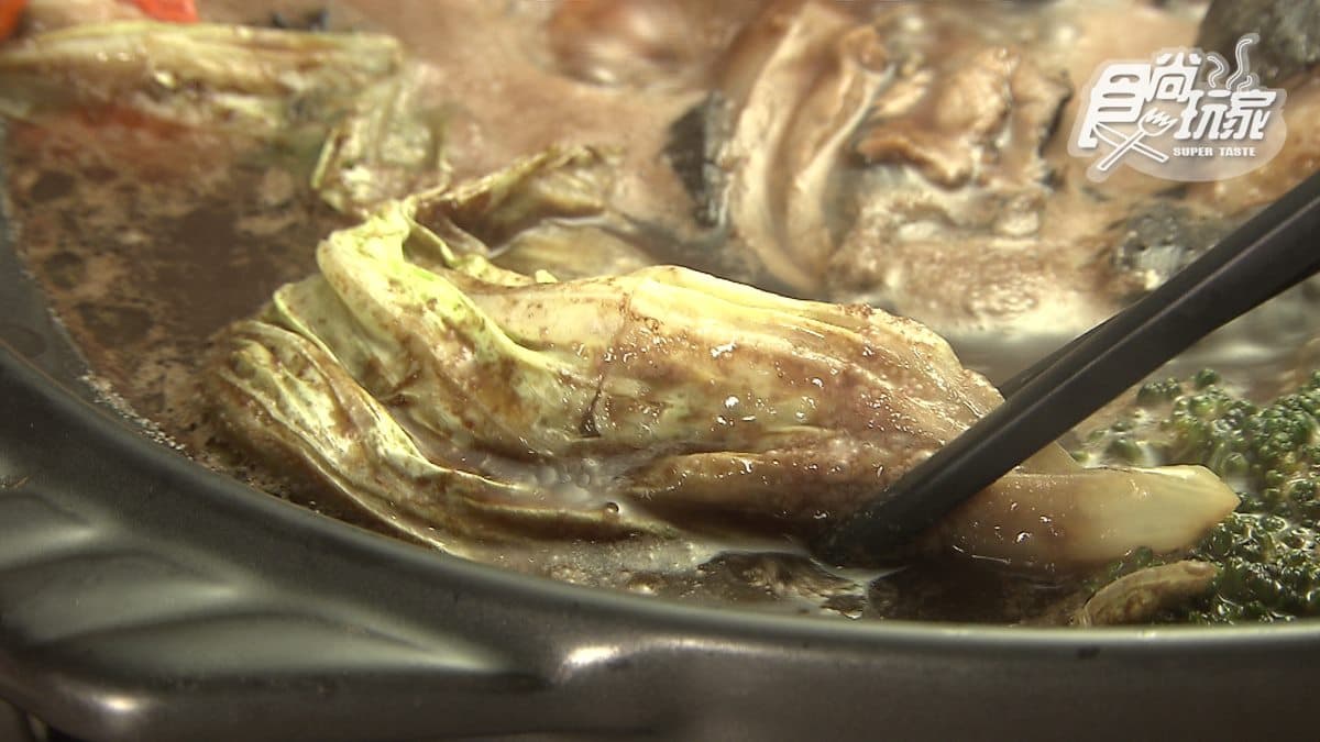 天冷想喝熱湯 這烏骨雞的美味湯底 竟是用鹿角熬煮7天