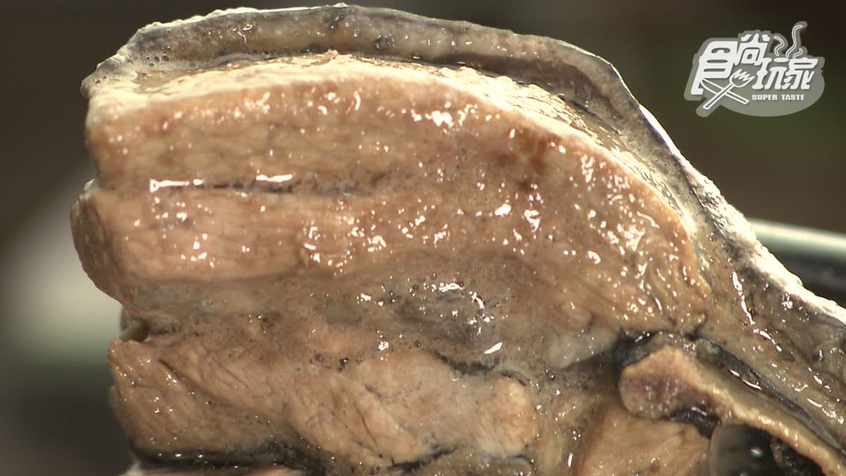 天冷想喝熱湯 這烏骨雞的美味湯底 竟是用鹿角熬煮7天