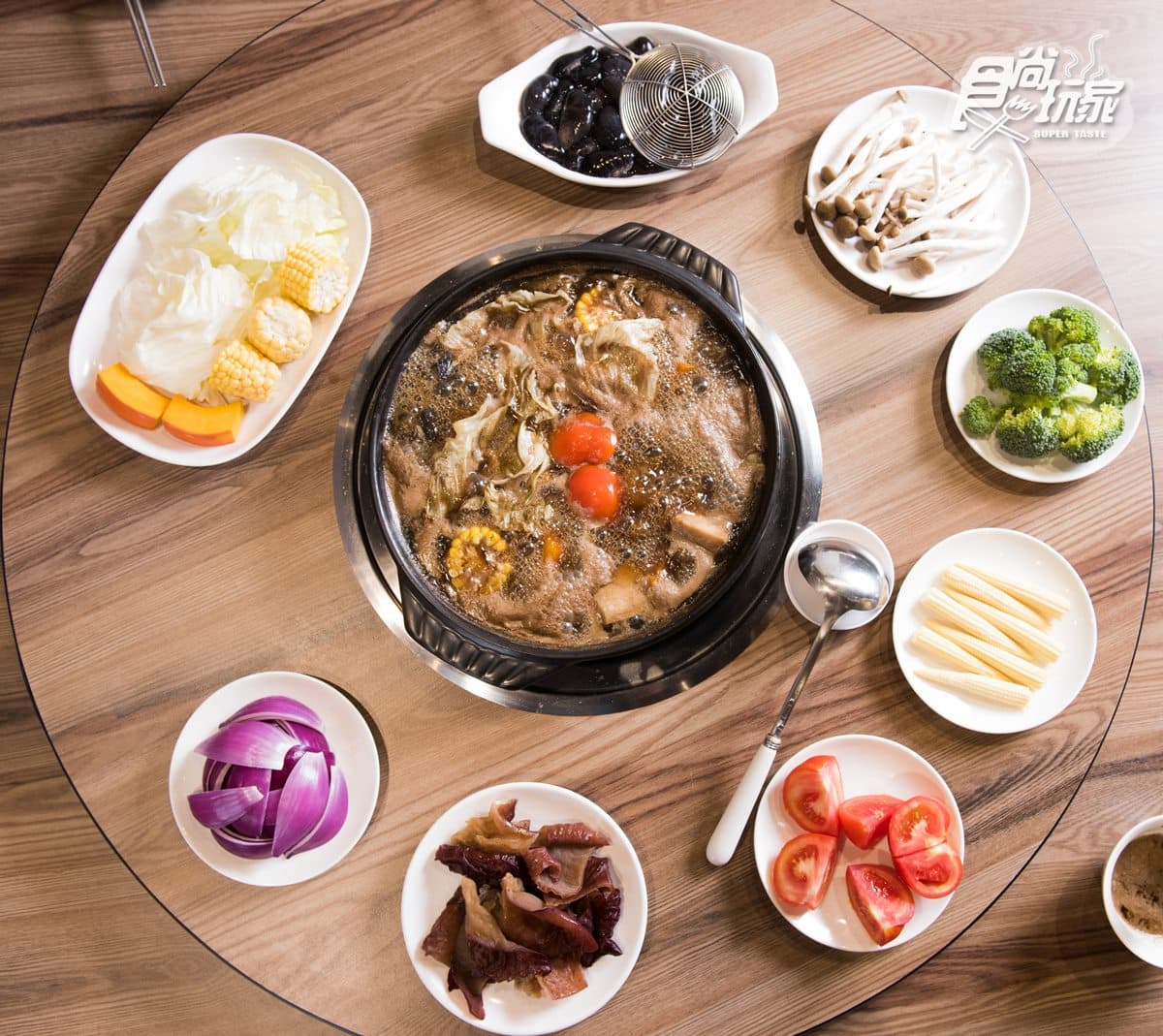 天冷想喝熱湯 這烏骨雞的美味湯底 竟是用鹿角熬煮7天
