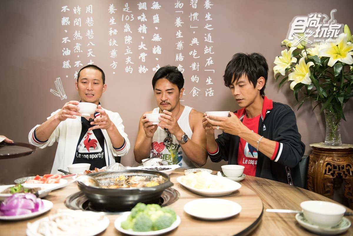 天冷想喝熱湯 這烏骨雞的美味湯底 竟是用鹿角熬煮7天
