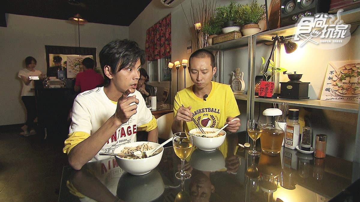 爆量蛤蜊鍋燒麵配高腳杯?吃麵也耍低調文青風 爆量蛤蜊鍋燒麵配高腳杯?吃麵也耍低調文青風