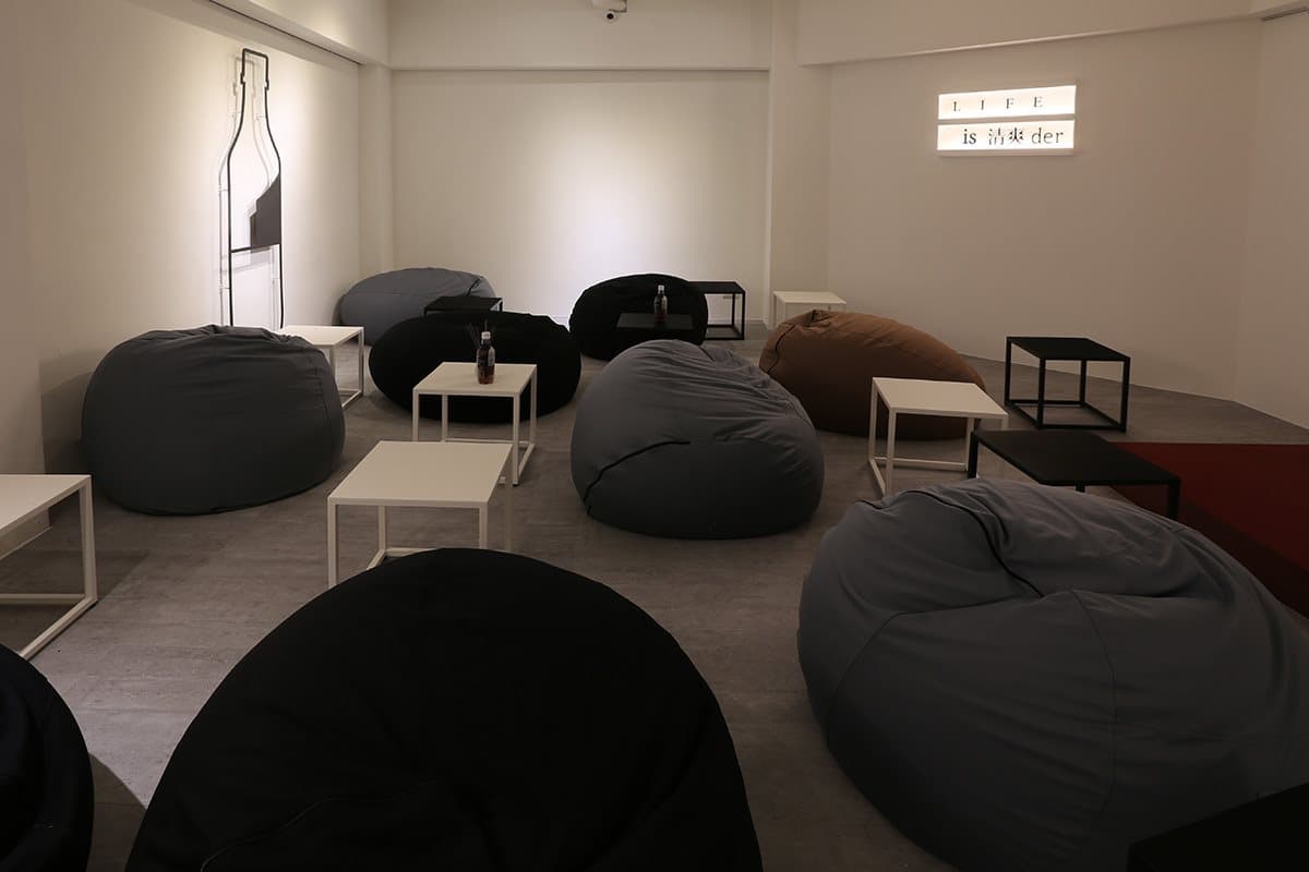 老牌「黑松沙士」開起文青選物店？第一波25種商品、地下電影院馬上直擊