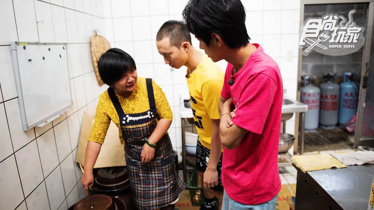 四川闆娘自製泡椒和豆瓣醬是重點！大鍋炒土灶雞香氣太逼人