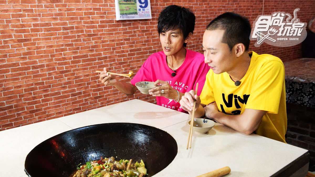四川闆娘自製泡椒和豆瓣醬是重點！大鍋炒土灶雞香氣太逼人