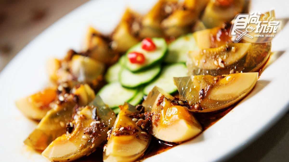 四川闆娘自製泡椒和豆瓣醬是重點！大鍋炒土灶雞香氣太逼人
