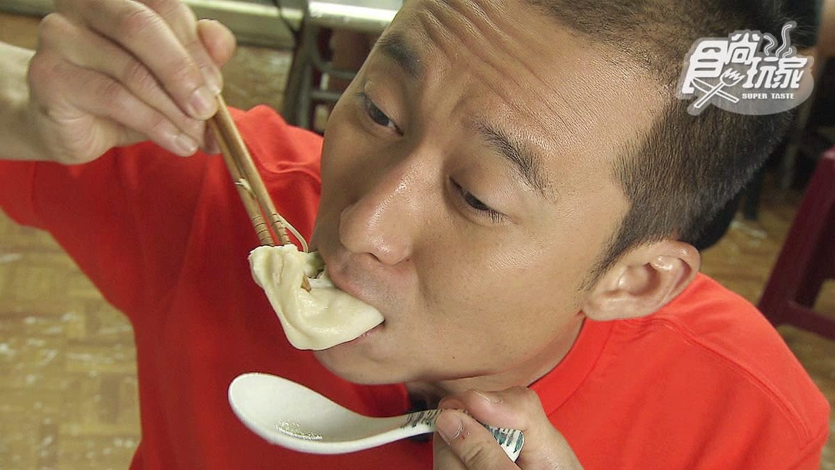 凌晨三點排隊也要吃 「一匙湯包」湯汁滿到像瀑布炸開