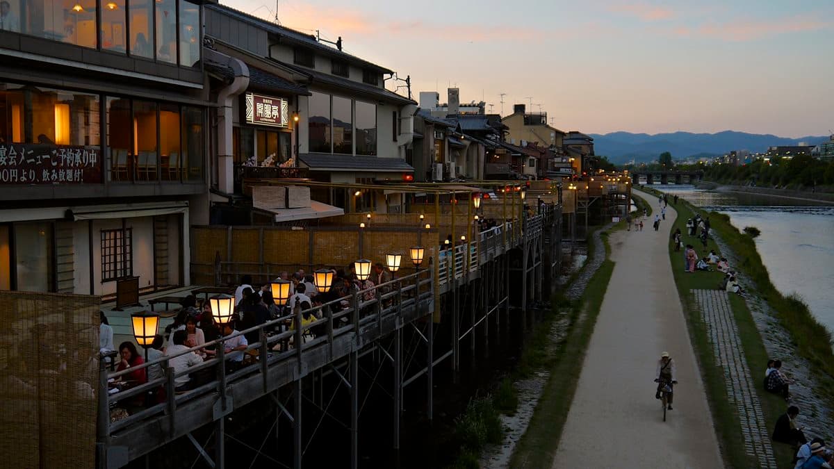 愈夜愈美麗！京都5大花街先玩這條：嘗60秒炸黑毛和牛、喝「京的涼風」、外帶抹茶大福