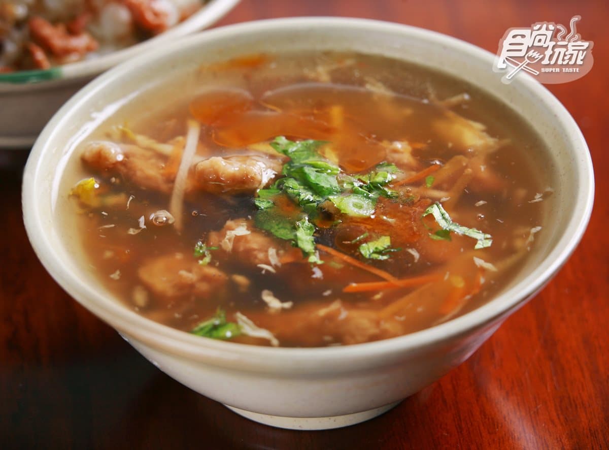 礁溪「吃貨指定名單」這9家:獨門蔥香麵、Q彈噴汁魚丸、限購5顆肉包、80天放田鴨肉 礁溪鐘氏肉羹,這裡的肉羹吃來口感軟嫩,又有手工切肉的彈Q口感。