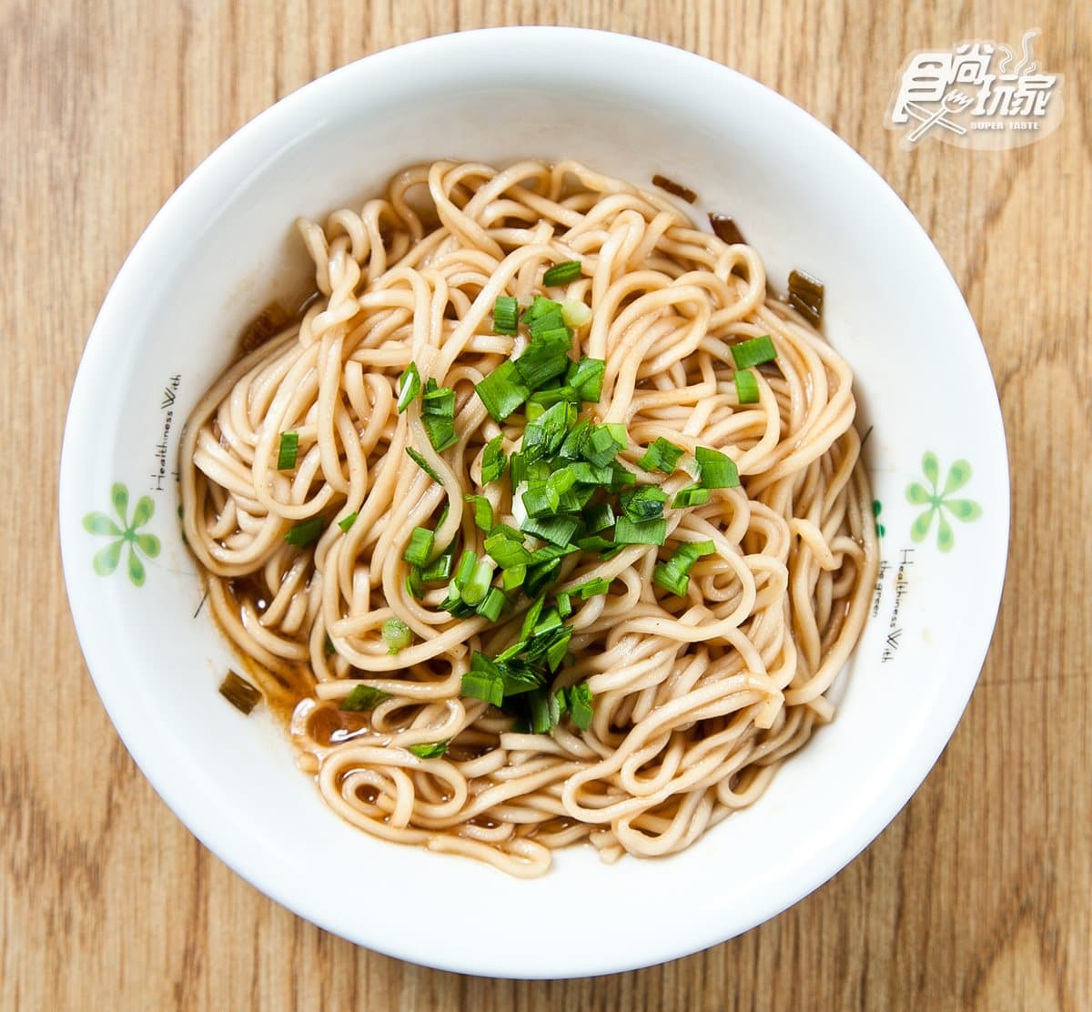 礁溪「吃貨指定名單」這9家:獨門蔥香麵、Q彈噴汁魚丸、限購5顆肉包、80天放田鴨肉 火車頭小吃,蔥香乾麵充滿濃濃蔥香,口感濕潤又有彈性。