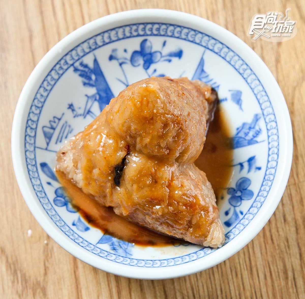 礁溪「吃貨指定名單」這9家:獨門蔥香麵、Q彈噴汁魚丸、限購5顆肉包、80天放田鴨肉 火車頭小吃,以黑豬肉、香菇、蝦仁為內餡的肉粽,是店家開店至今的招牌。