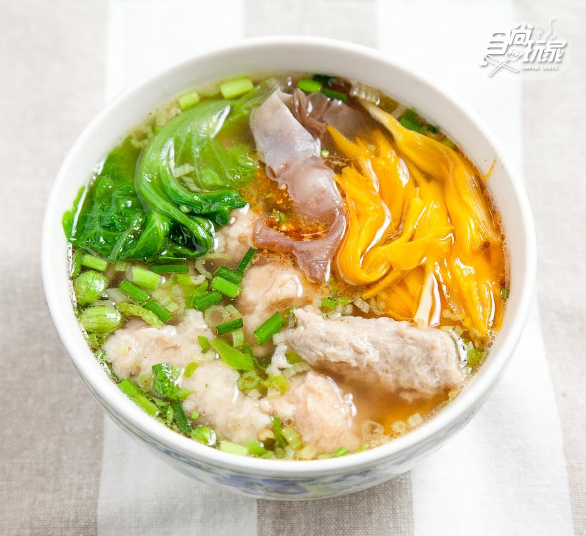 礁溪「吃貨指定名單」這9家:獨門蔥香麵、Q彈噴汁魚丸、限購5顆肉包、80天放田鴨肉 礁溪八寶冬粉,招牌八寶冬粉配料豐富,每天現做肉羹鮮甜彈Q。