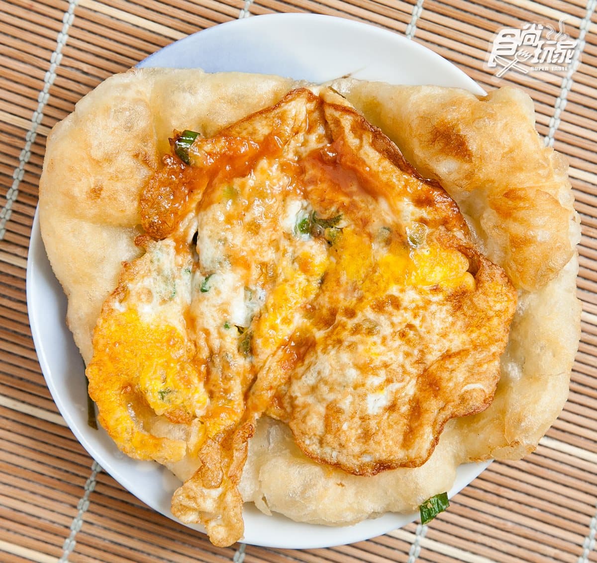 礁溪「吃貨指定名單」這9家:獨門蔥香麵、Q彈噴汁魚丸、限購5顆肉包、80天放田鴨肉 柯氏蔥油餅(礁溪蔥油餅),炸得酥脆蓬鬆的蛋餅麵團夾上香酥的蛋,厚度與口感都格外扎實。