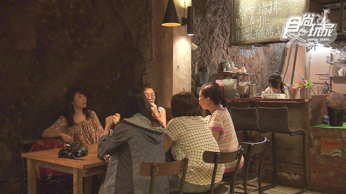 30公分大尺寸墨魚配河豚鮮湯 基隆獨有防空洞餐廳才吃的到 30公分大尺寸墨魚配河豚鮮湯 基隆獨有防空洞餐廳才吃的到