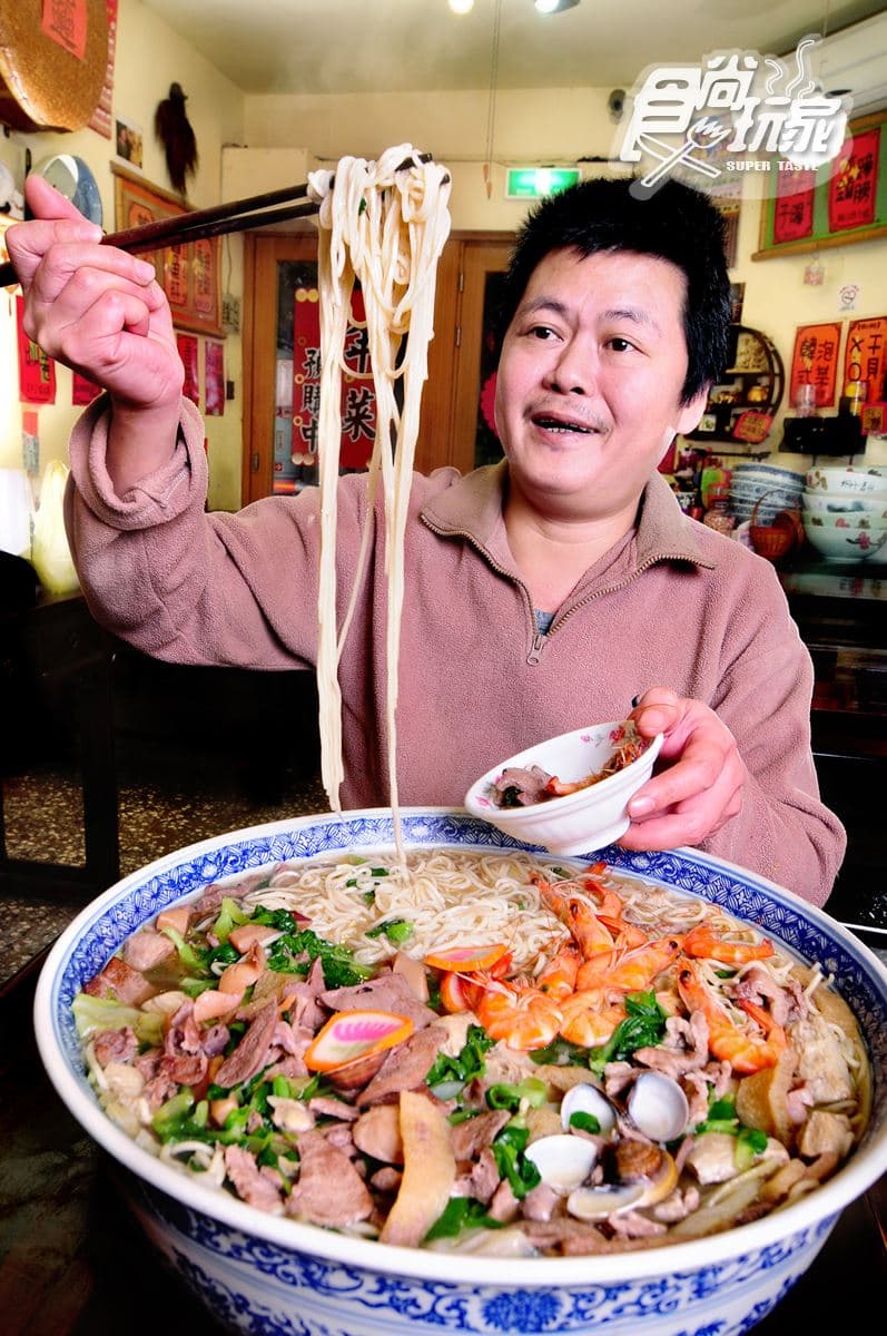 SIZE太驚人！2家「大碗公」美食等你挑戰：50公分高生魚片拼盤、雙手環抱鮑魚翅粥、15公斤什錦麵