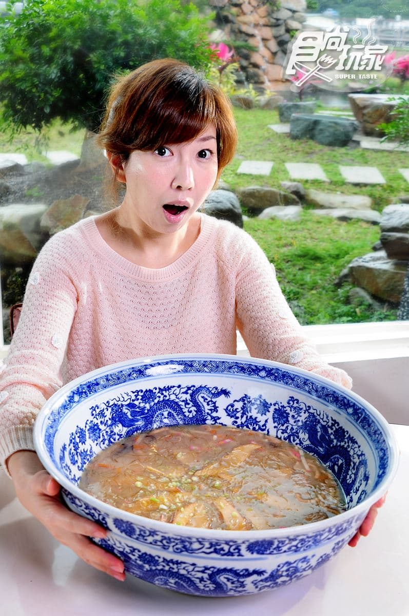 SIZE太驚人！2家「大碗公」美食等你挑戰：50公分高生魚片拼盤、雙手環抱鮑魚翅粥、15公斤什錦麵