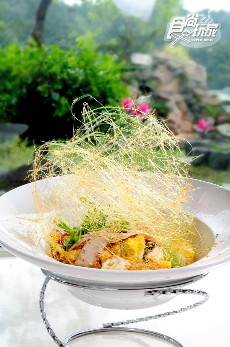 SIZE太驚人！2家「大碗公」美食等你挑戰：50公分高生魚片拼盤、雙手環抱鮑魚翅粥、15公斤什錦麵