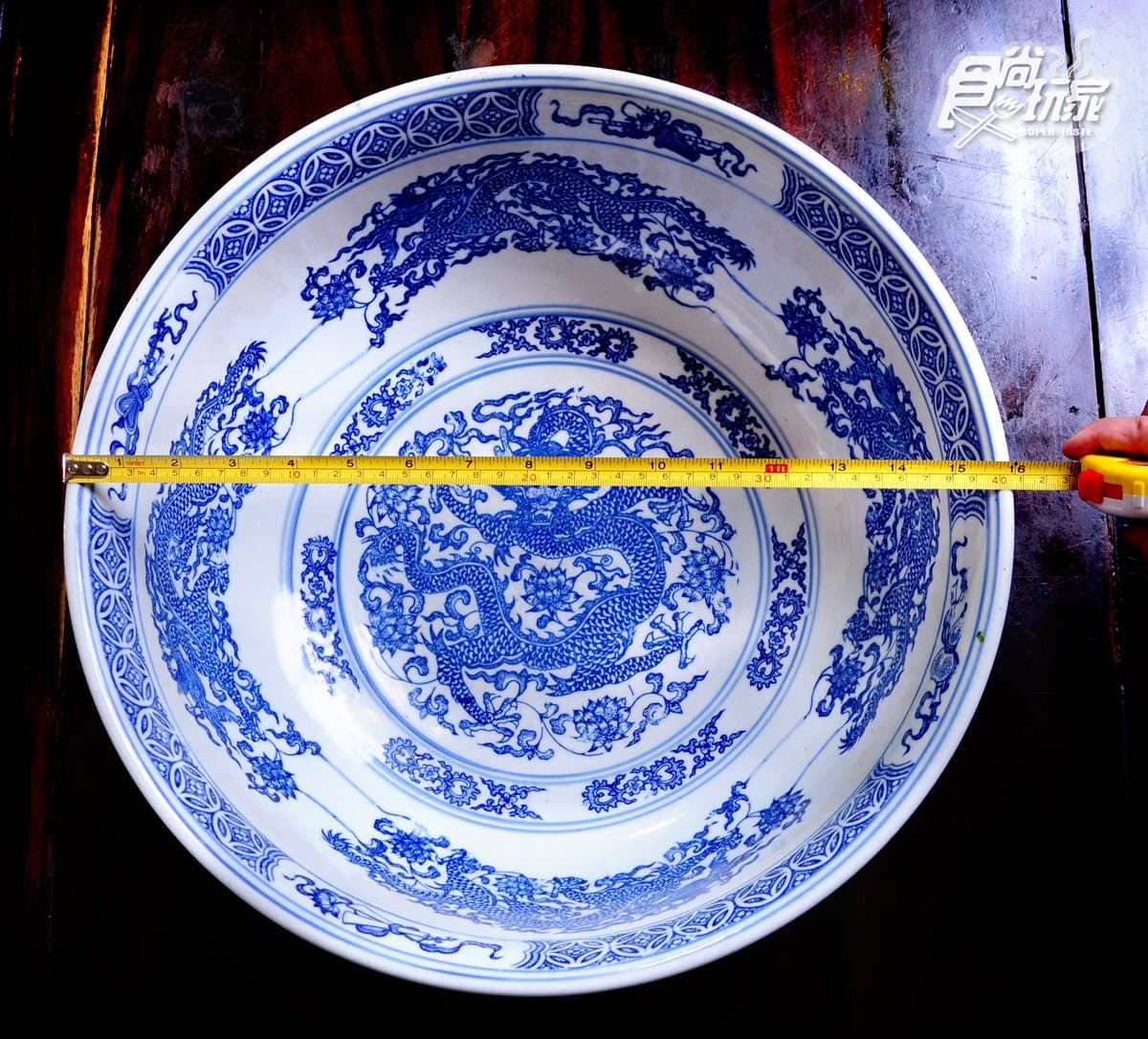 SIZE太驚人！2家「大碗公」美食等你挑戰：50公分高生魚片拼盤、雙手環抱鮑魚翅粥、15公斤什錦麵