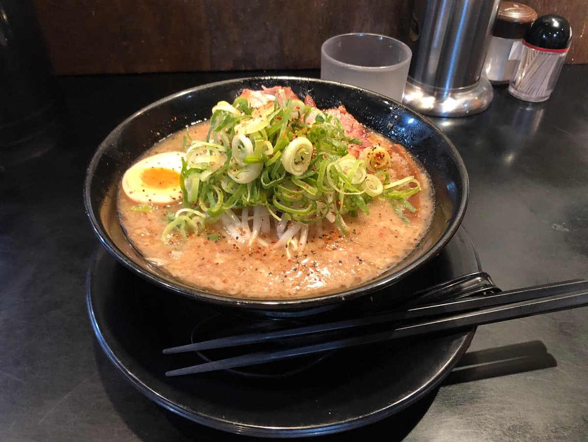 「強制」免費加麵叫你吃到飽！日韓連鎖「雙麵系拉麵店」來台！試營運搶優惠