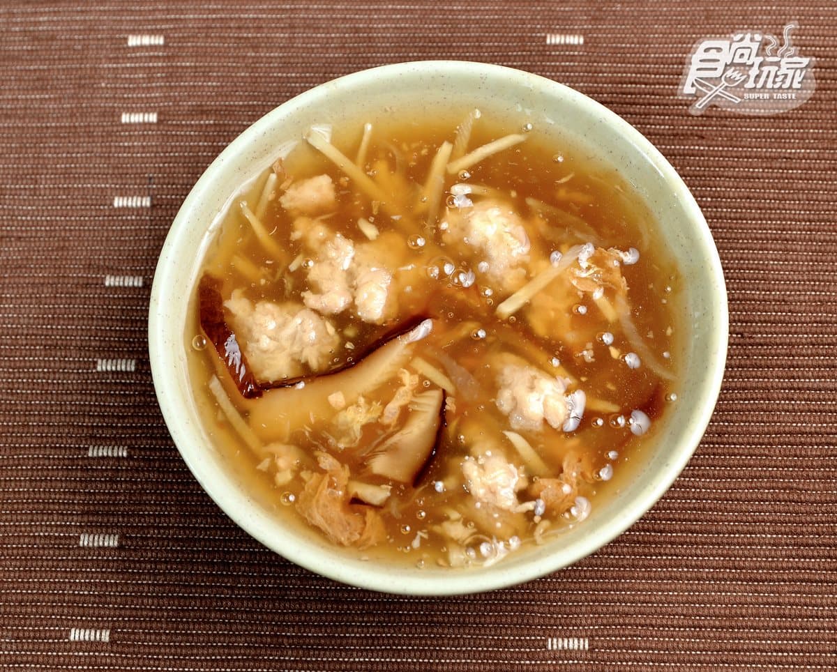 台中「文創園區金三角」藏著5家老字號小吃:1.5公分厚爌肉飯 、拳頭大湯包、60年香菇肉羹 台中「文創園區金三角」藏著5家老字號小吃:1.5公分厚爌肉飯 、拳頭大湯包、60年香菇肉羹
