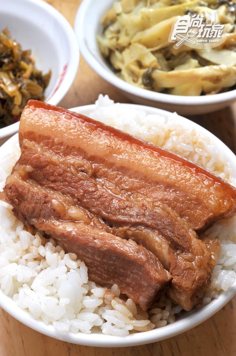 台中「文創園區金三角」藏著5家老字號小吃:1.5公分厚爌肉飯 、拳頭大湯包、60年香菇肉羹 台中「文創園區金三角」藏著5家老字號小吃:1.5公分厚爌肉飯 、拳頭大湯包、60年香菇肉羹