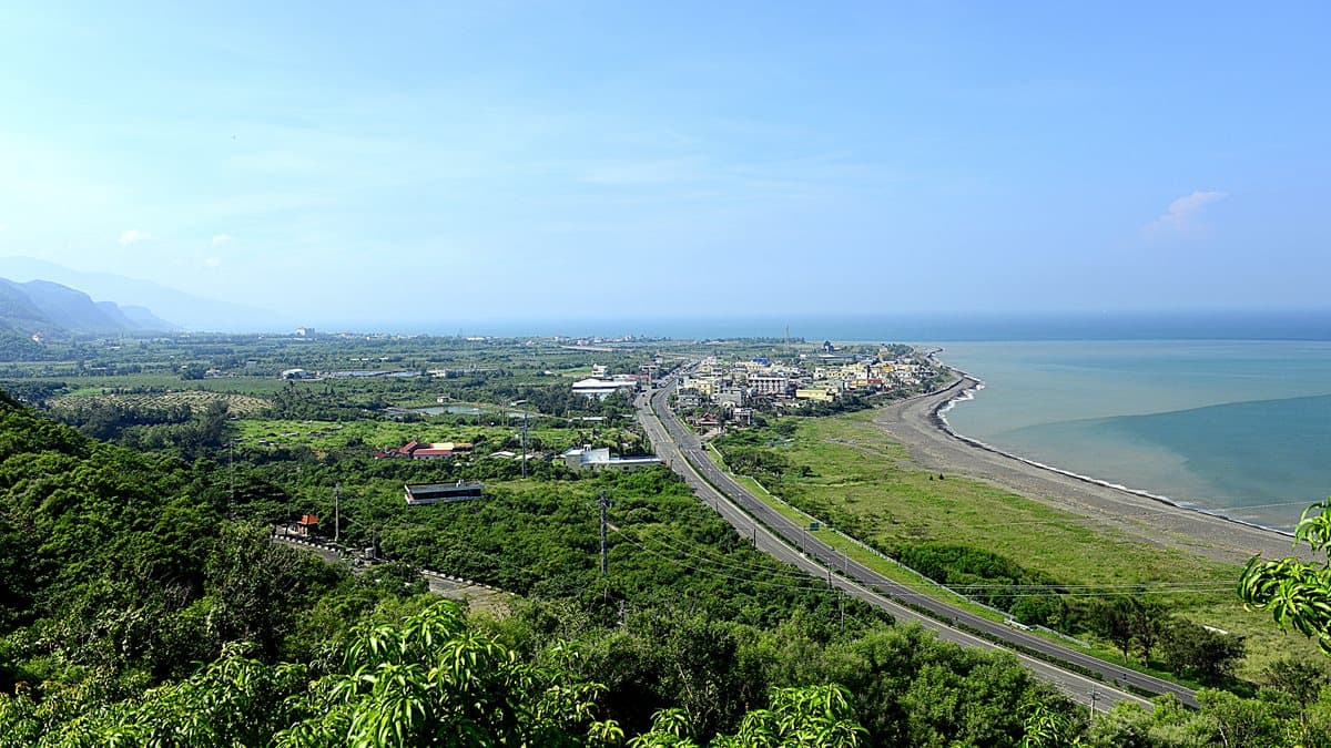 IG夏天最美拍！南台海景公路「枋山段」：火車廻轉秀、全台唯一魩仔魚煎、限定祈福車票
