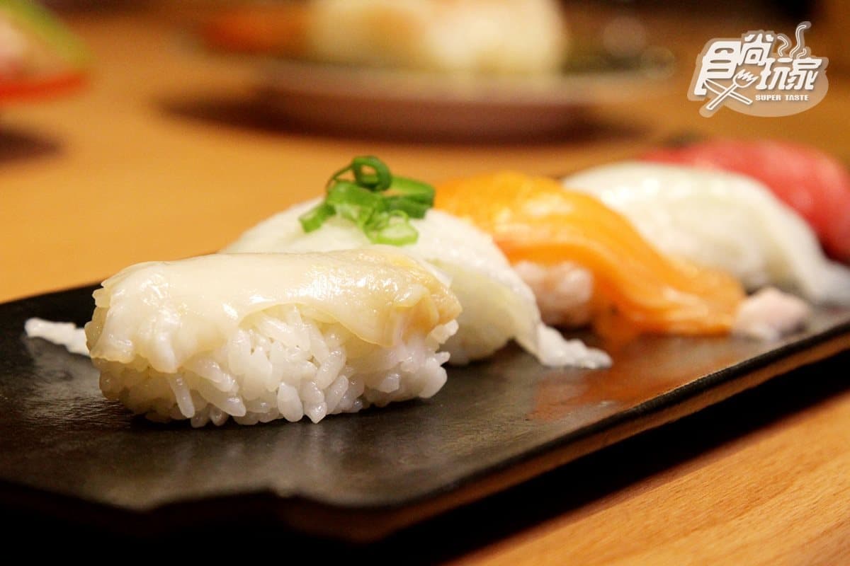 【新開店】舉手太慢沒得吃！日本「叫賣秀」迴轉壽司登台→ 牛肉海膽、海寶捲壽司好有戲
