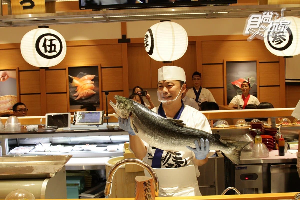 【新開店】舉手太慢沒得吃！日本「叫賣秀」迴轉壽司登台→ 牛肉海膽、海寶捲壽司好有戲