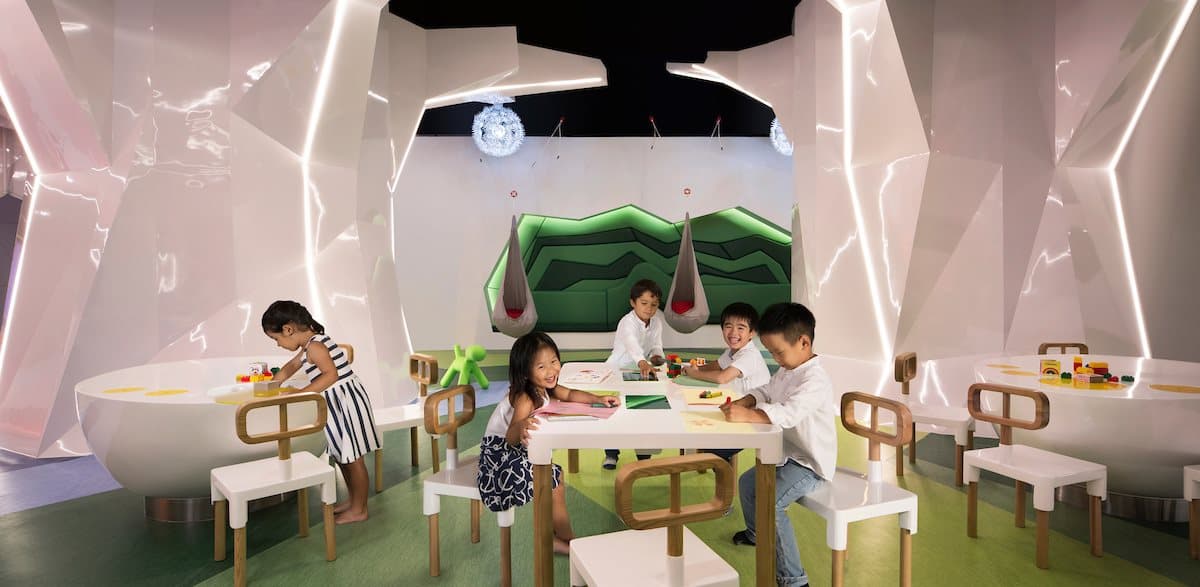 住澳門最強攻略！3間「樂園級」親子旅店7大必玩：蝙蝠俠4D飛行體驗、大師魔法劇院、迴旋宇宙飛船