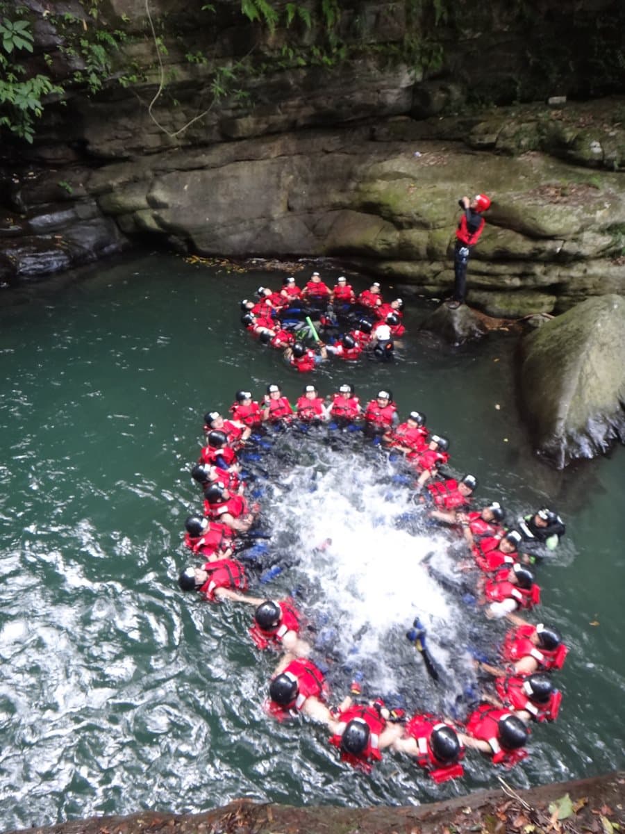 新竹「溯溪祕境」不會游泳也能玩:瀑布灌頂、人力接龍漂漂河、3公尺跳台跳水 新竹「溯溪祕境」不會游泳也能玩:瀑布灌頂、人力接龍漂漂河、3公尺跳台跳水