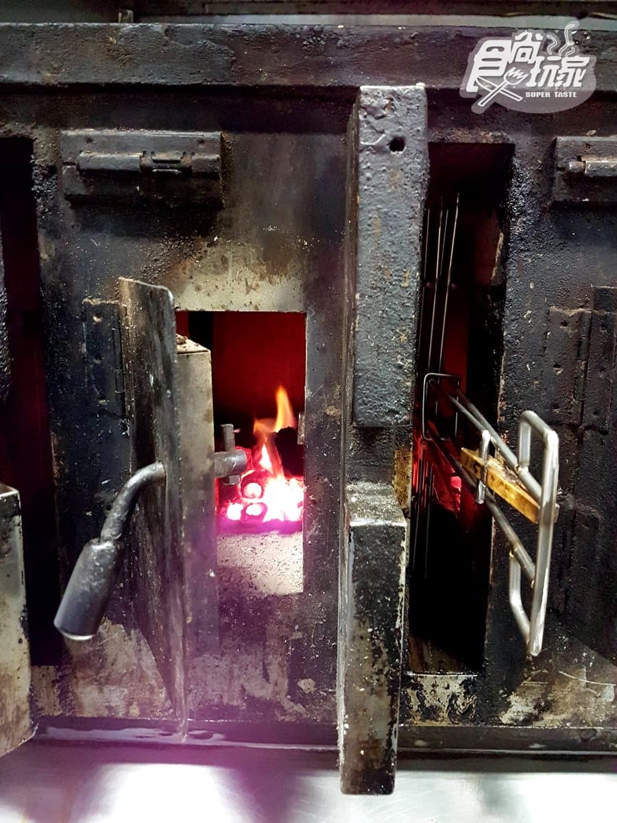 中國東北直運「巨大秘製烤爐」!超狂「炭烤活鱘龍魚」浮誇上桌 中國東北直運「巨大秘製烤爐」!超狂「炭烤活鱘龍魚」浮誇上桌