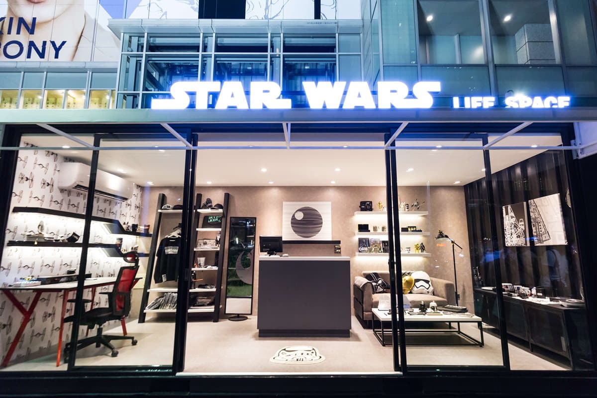 星際迷出發囉！誠品聯手迪士尼打造「星際大戰生活展」，千年鷹號座椅、黑武士香氛蠟燭、R2-D2滑動筆