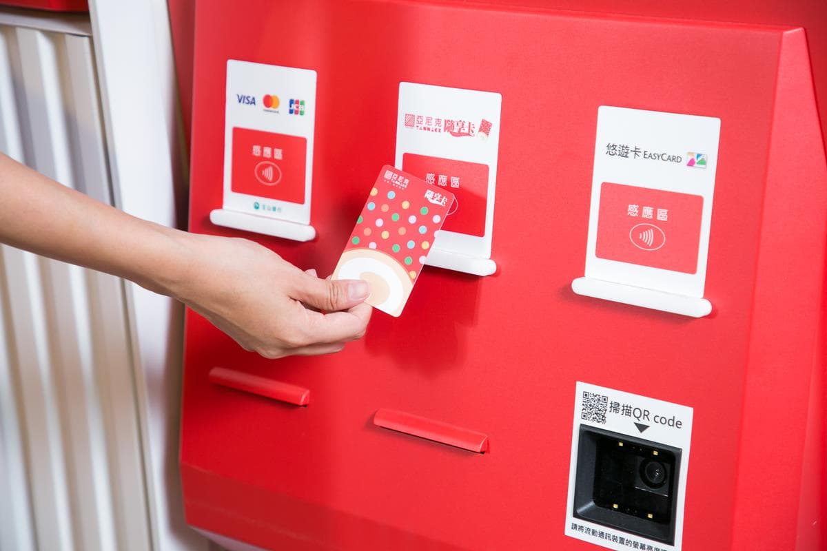 吃貨們衝吧！亞尼克推出「生乳捲販賣機」買了就走