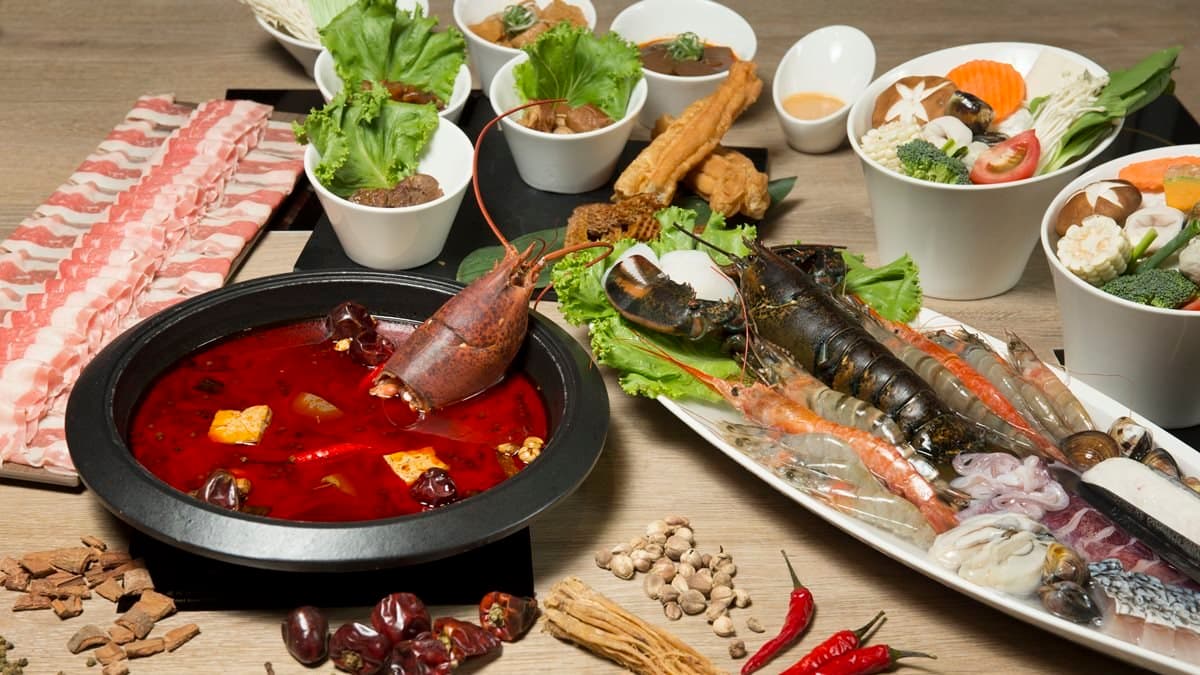 全台首創！龍蝦頭熬湯+麻辣石頭鍋，還有「火焰Table秀」