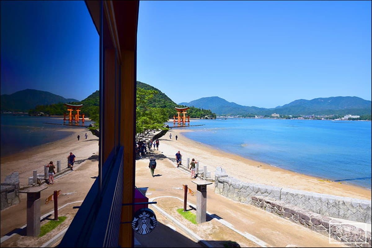 這間星巴克蓋在世界遺產旁！最美視角看「海上神社」→必買全球唯一「楓葉杯」