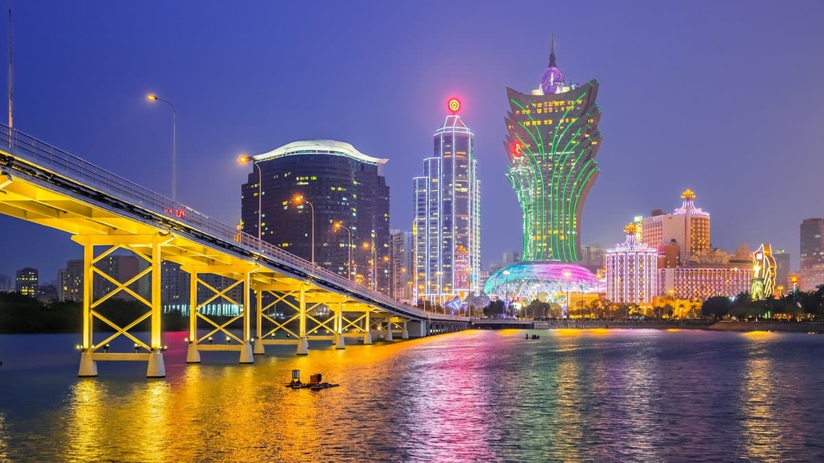 旅遊作家帶路！3天2夜「澳門玩重點」親子團：8字摩天輪、4D蝙蝠俠飛行體驗、水上雜技秀、湯瑪士小火車大巡遊