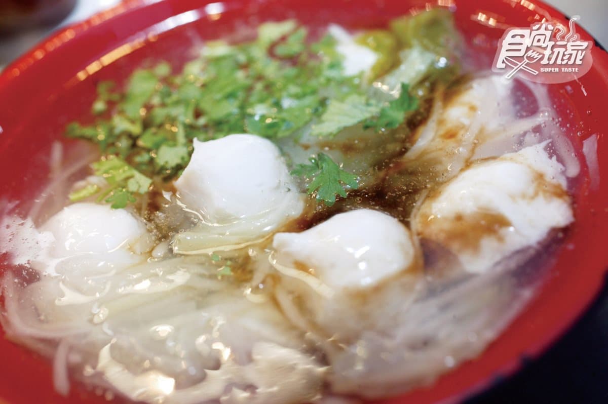 屏東人從小吃到大8家手工小吃：獨家祕技魚丸、百年炸餛飩、現搓野生愛玉、粉腸沾特製醬
