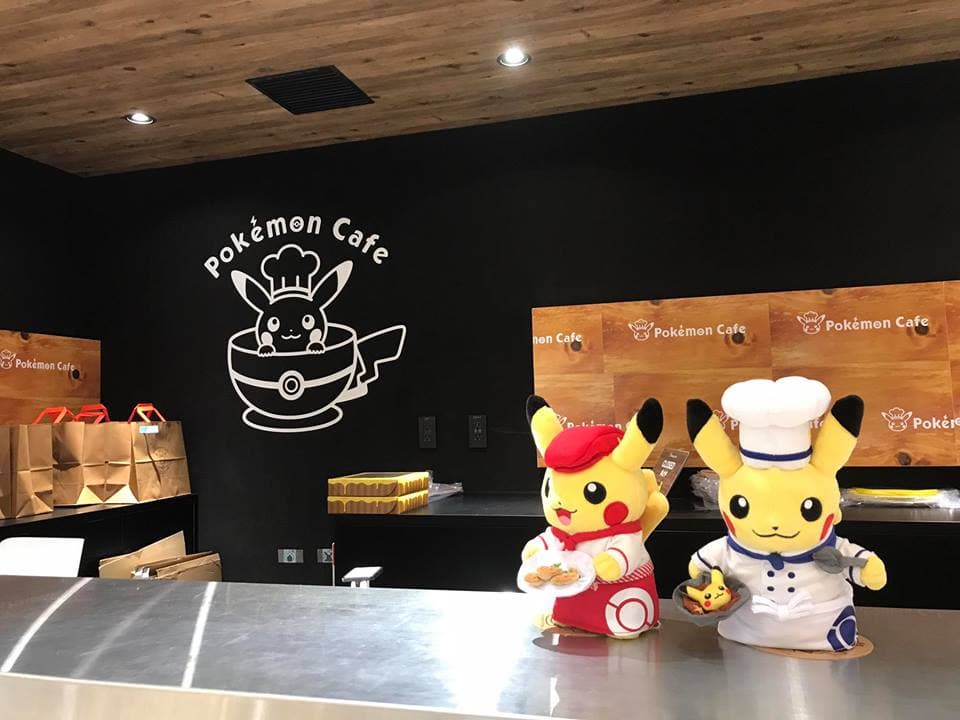 寶可夢迷天堂無誤！皮卡丘開設咖啡廳了，吃「皮卡丘咖哩飯」、「伊布水果鬆餅」，還能帶紀念品回家！