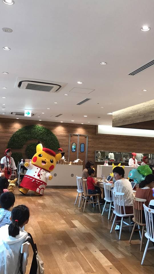寶可夢迷天堂無誤！皮卡丘開設咖啡廳了，吃「皮卡丘咖哩飯」、「伊布水果鬆餅」，還能帶紀念品回家！