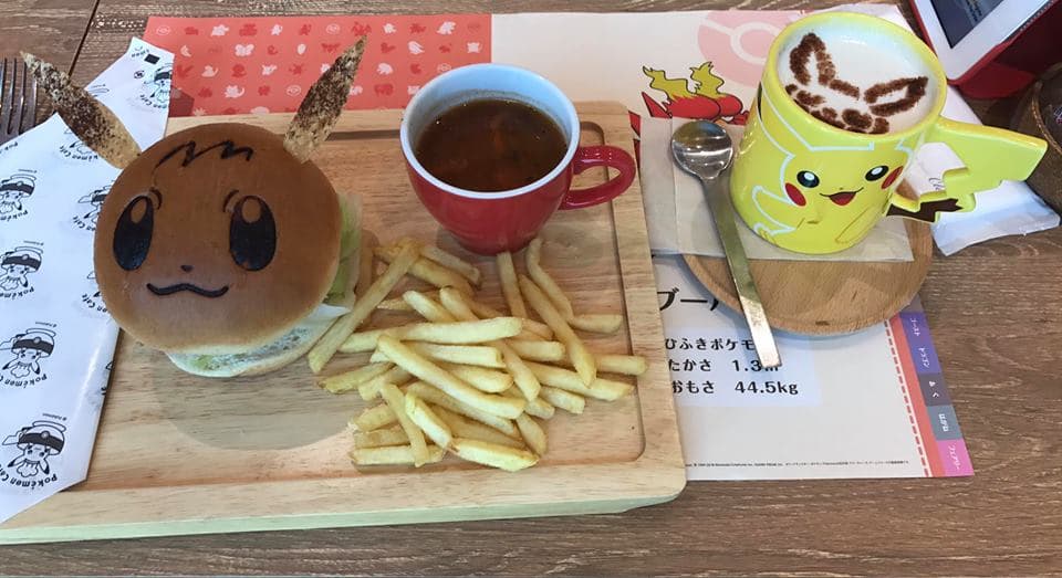 寶可夢迷天堂無誤！皮卡丘開設咖啡廳了，吃「皮卡丘咖哩飯」、「伊布水果鬆餅」，還能帶紀念品回家！