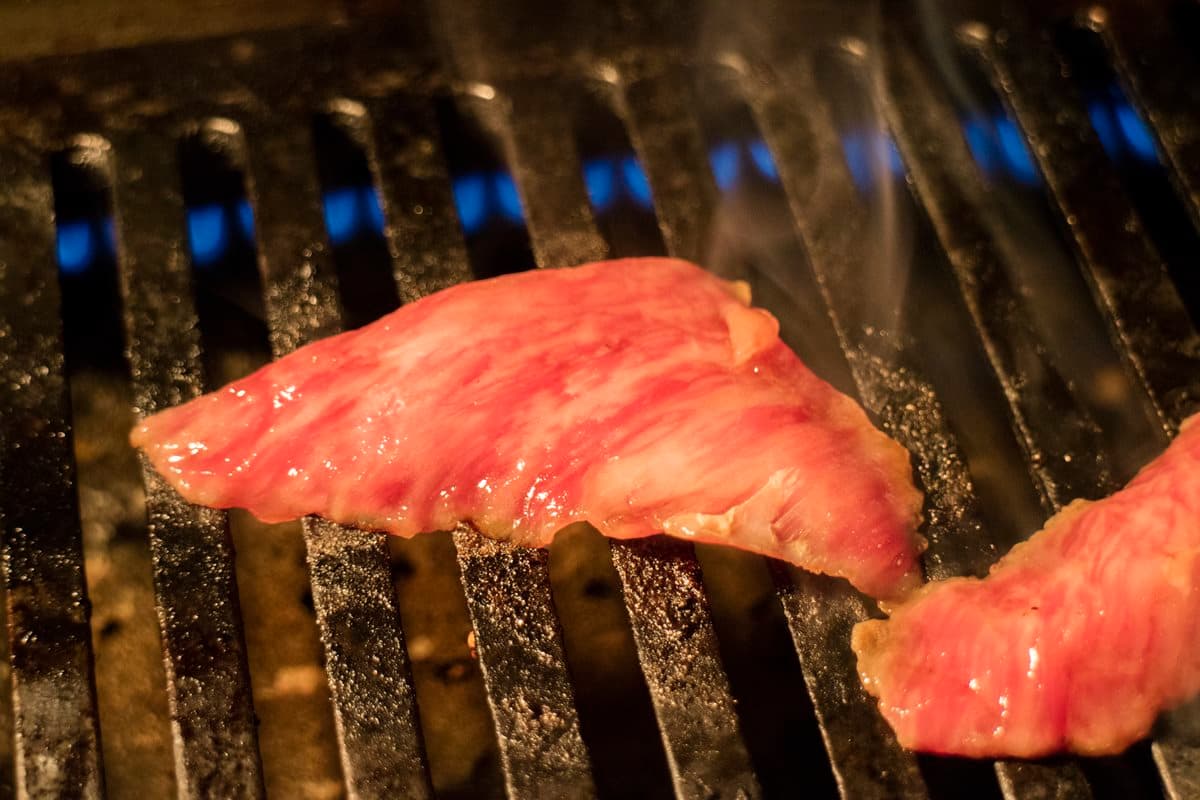 「日本美食團長」大推5家夢幻燒肉：黑毛和牛入門店、日本保健所認證生牛肉、主打招牌母牛肉
