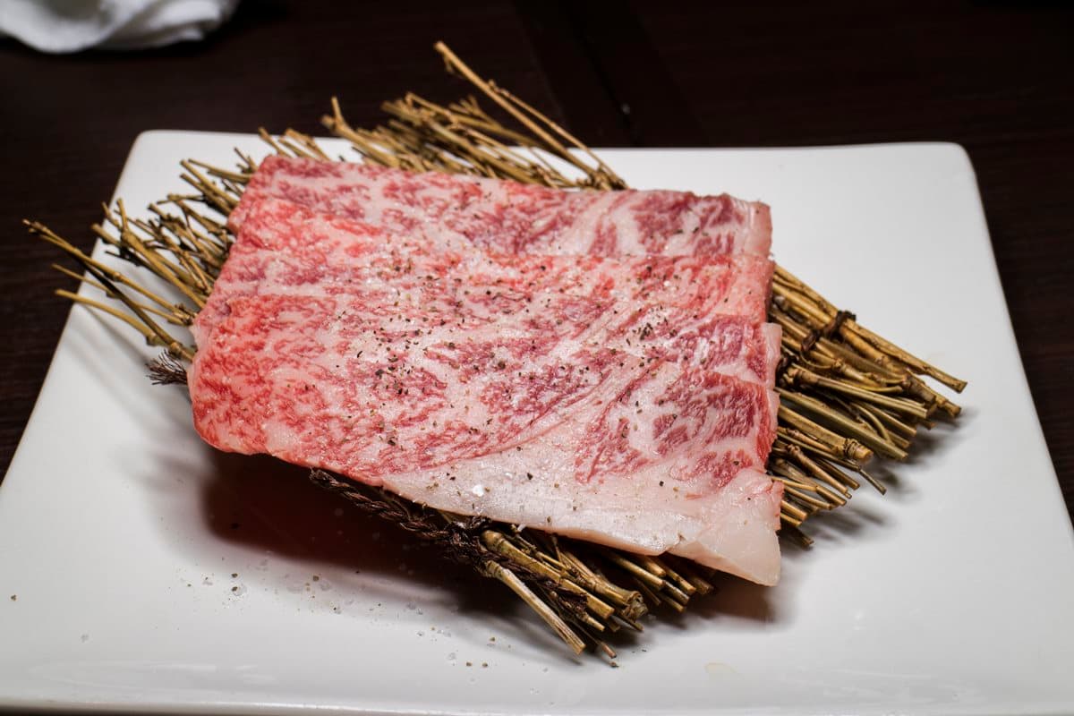 「日本美食團長」大推5家夢幻燒肉：黑毛和牛入門店、日本保健所認證生牛肉、主打招牌母牛肉